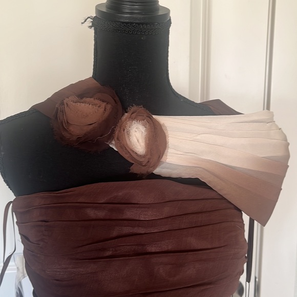 NWT Modelo Label evening dress.  Gorgeous Detail. Size 46 Italian.   US 10 - Picture 4 of 5